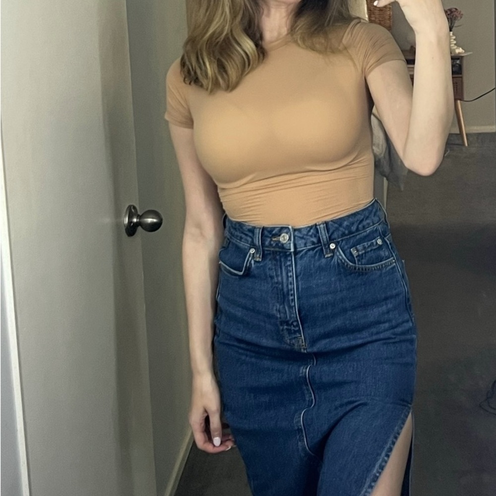 Skims Soft Smoothing Seamless T-Shirt (SIENNA)